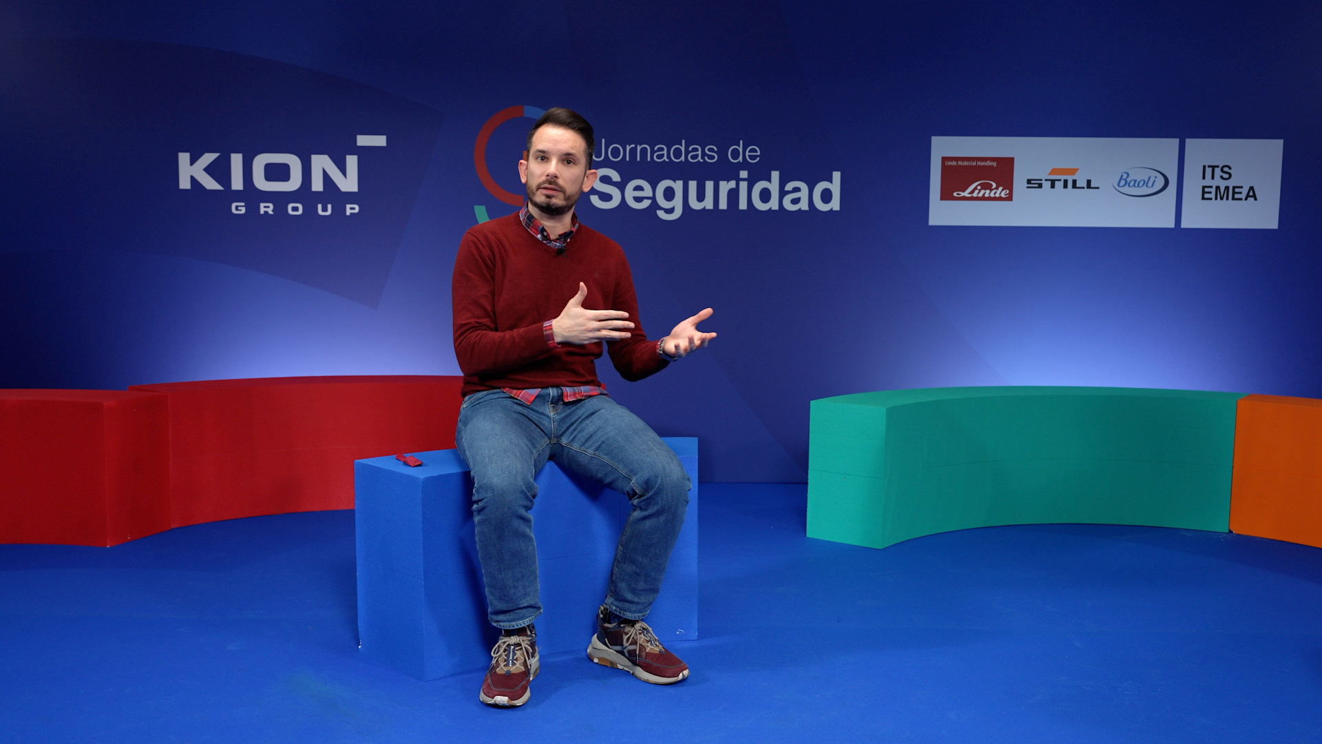 Cabina de grabación con equipo de podcast profesional