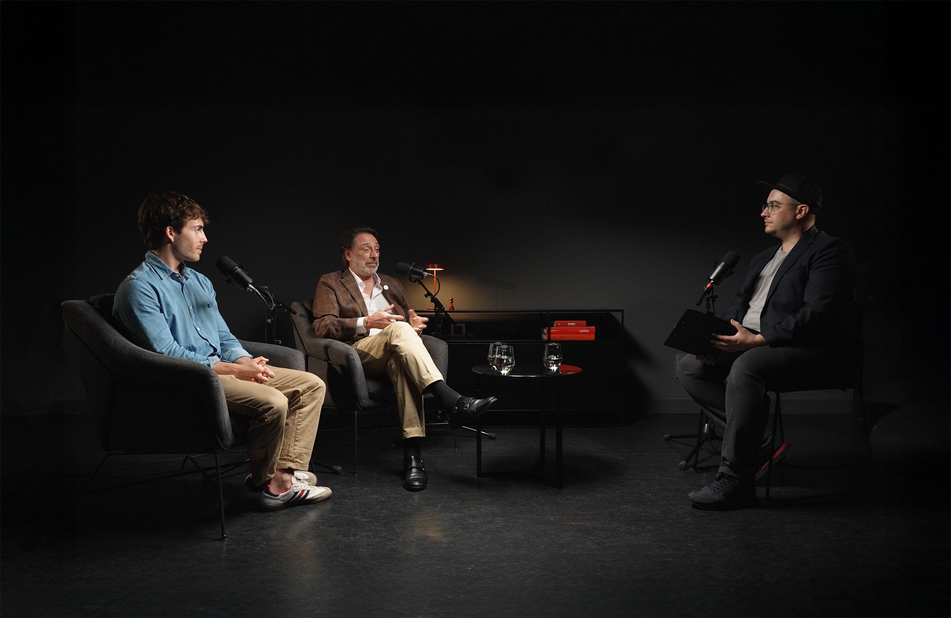 Dos personas entrevistando cómodamente en podcast profesional